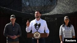 যুক্তরাষ্ট্রের ভাইস প্রেসিডেন্ট জেডি ভ্যান্স টেক্সাসে ঈগল পাসে যুক্তরাষ্ট্র-মেক্সিকো সীমান্ত পরিদর্শনের সময়ে বক্তব্য রাখছেন, পাশে রয়েছেন প্রতিরক্ষামন্ত্রী পিট হেগসেথ এবং জাতীয় গোয়েন্দা পরিচালক তুলসি গ্যাবার্ড বক্তব্য রাখছেন। ৫ মার্চ, ২০২৫। 