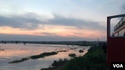 Mota ta nutse a ruwa tare da mutane akalla bakwai.