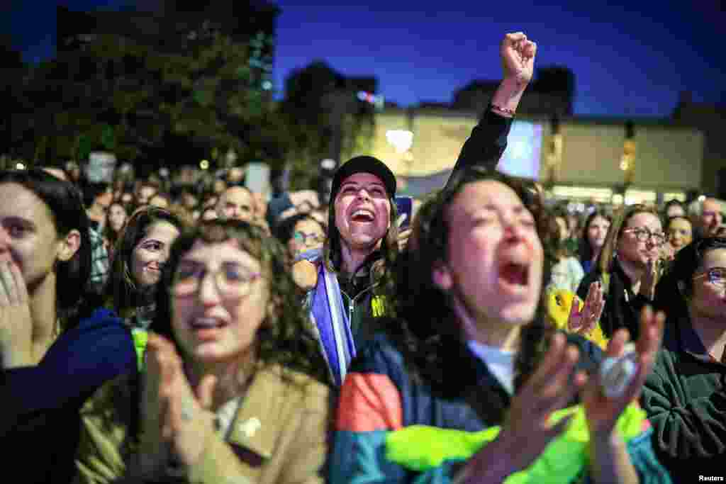 People react as they watch news coverage of the release of Romi Gonen, Doron Steinbrecher and Emily Damari, three female hostages who have been held in Gaza since the deadly October 7 2023 attack, in Tel Aviv,&nbsp;as part of a ceasefire deal in Gaza between Hamas and Israel.