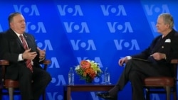 Državni sekretar Mike Pompeo razgovara sa direktorom Glasa Amerike Robertom Reillyjem u središtu Glasa Amerike u Washingtonu, 11. januara 2021.