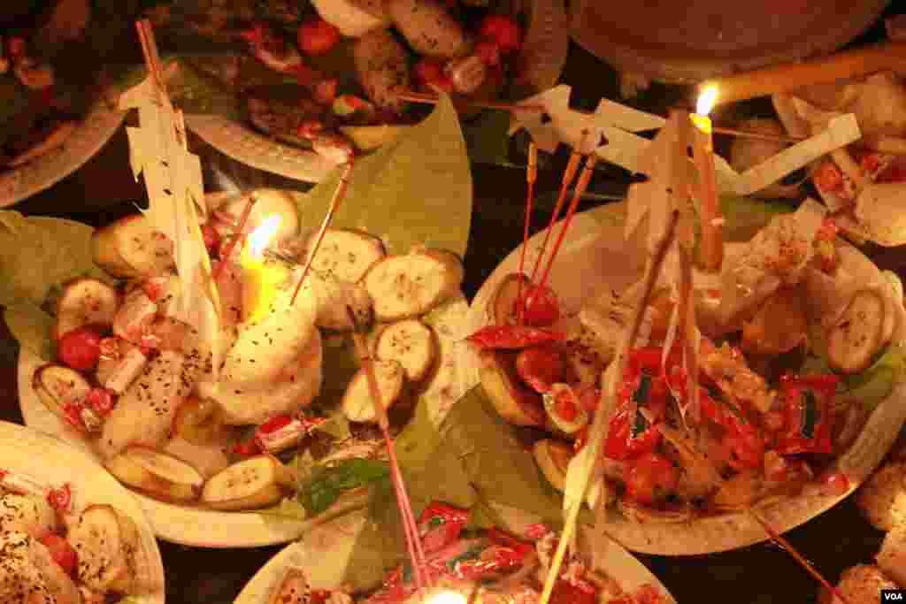 ពុទ្ធបរិស័ទចូលរួមបោះបាយបិណ្ឌនៅព្រឹកព្រលឹមនាថ្ងៃដាក់បិណ្ឌទីមួយ នៅវត្តកោះ រាជធានីភ្នំពេញ កាលពីថ្ងៃទី២៨ ខែកញ្ញា ឆ្នាំ២០១៥។ ញ។ (ឡេង ឡែន/VOA)