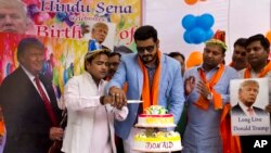 스티븐 비건 국무부 대북정책특별대표와 강경화 한국 외교장관이 서울 외교부 청사에서 만나 악수하고 있다.