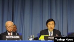 윤병세 한국 외교부 장관(오른쪽)이 지난 5일 오스트리아 빈에서 개막한 국제원자력기구(IAEA) 핵 안보 각료회의를 주재하고 있다. 왼쪽은 아마노 유키야 IAEA 사무총장.