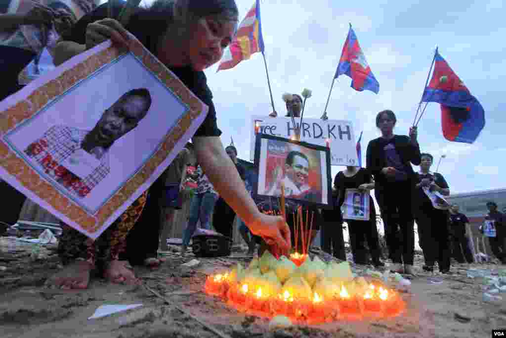 ក្រុម​សហគមន៍​មាន​ជម្លោះដីធ្លី​នៃ​សហគមន៍​បឹង​កក់ធ្វើ​យុទ្ធនាការ​&laquo;​ថ្ងៃច័ន្ទ​ពណ៌ខ្មៅ​&raquo;​នៅ​ថ្ងៃ​ច័ន្ទ ទី​០១ ខែ​សីហា​ ឆ្នាំ​២០១៦​ ដើម្បី​គោរពវិញ្ញាណក្ខន្ធ​សព​អ្នក​វិភាគ​ការអភិវឌ្ឍន៍​សង្គម​លោក ​កែម​ ឡី​ ដែល​ត្រូវ​ឃាតករ​បាញ់​សម្លាប់​កាលពី​ថ្ងៃទី​១០ ​ខែ​កក្កដា ​និង​ឲ្យ​មាន​ការ​ដោះលែង​មន្រ្តី​សិទ្ធិមនុស្ស​ចំនួន​បួន​រូប និង​មន្ត្រី ​គ.ជ.ប មួយរូប​ដែល​ជាប់​ពន្ធនាគារ​តាំង​ពី​ដើម​ខែ​ឧសភា​កន្លង​មក។ (ឡេង​ឡែន/VOA)