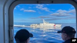 资料照：一艘中国海警船在南中国海第二托马斯浅滩（Second Thomas Shoal，中国称仁爱礁）附近干扰菲律宾海岸警卫队运输船只。（美联社）