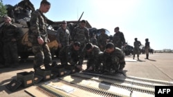 Maliga jangarilar bilan jang qilish uchun yordamga borgan fransuz askarlari, poytaxt Bamakodagi aerodrom, Mali, 16-yanvar, 2013-yil.