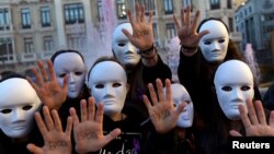 Etudiants manifestant lors de la Journée mondiale contre la violence faite aux femmes, Oviedo, Espagne, 25 novembre 2016.
