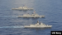 미 해군(위)과 일본 해상자위대(가운데), 호주 해군 함정들이 지난 2020년 남중국해에서 훈련하고 있다. (자료사진)