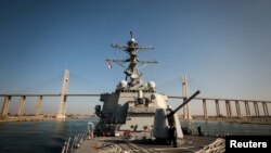 ناوشکن آمریکایی یواس‌اس کارنی مجهز به سامانه موشکی هدایت شونده در کانال سوئز. 