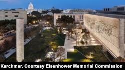 Ajzenhauer memorijal noću (Foto: Alan Karchmer/ Ljubaznošću: Eisenhower Memorial Commission)