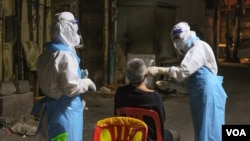 រូប​​ឯកសារ៖ បុគ្គលិកសុខាភិបាលកំពុងយកសំណាកពីប្រជាពលរដ្ឋនៅក្នុងរាជធានីភ្នំពេញ ដើម្បីធ្វើេតស្តរកជំងឺកូវីដ១៩ កាលពីថ្ងៃទី ០៨ ខែមេសា ឆ្នាំ ២០២១។ (ទុំ ម្លិះ/វីអូអេ)