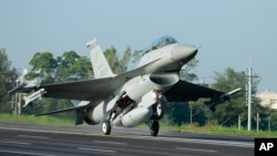 Jet tempur F-16 Angkatan Udara Taiwan mendarat di bagian jalan raya yang tertutup selama latihan militer tahunan Han Kuang di Chiayi, Taiwan tengah, 16 September 2014. (Foto: AP)
