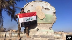 伊拉克军人在拉马迪展示国旗（2015年12月28日）