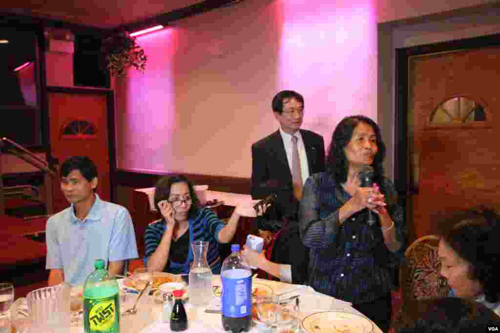 អ្នកស្រី ជា ម៉ារី&nbsp;ពលរដ្ឋ​ខ្មែរ​ចូល​និវត្តន៍​សួរ​សំណួរ​ទៅ​កាន់​លោក សម&nbsp;រង្ស៊ី ប្រធាន​គណបក្ស​សង្គ្រោះ​ជាតិ&nbsp;ក្នុង​ការ​ជួប​ជុំ​សំណេះ​សំណាល​ជាមួយ​ពលរដ្ឋ​ខ្មែរ​ក្នុង​តំបន់​រដ្ឋធានី​វ៉ាស៊ីនតោន​នៅ​ក្នុង​ភោជនីយដ្ឋាន&nbsp;Harvest Moon&nbsp;រដ្ឋ&nbsp;Virginia&nbsp;កាល​ពី​ថ្ងៃ​ព្រហស្បតិ៍ទី០៦ ខែ​តុលា ឆ្នាំ២០១៦។&nbsp;