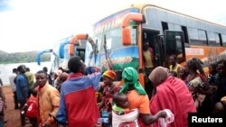 Maktaba: Wakimbizi wa Burundi wakishuka kutoka kwenye basi kutoka nchi jirani ya Tanzania wakirejea kwao kwa hiari. Oktoba 3, 2019