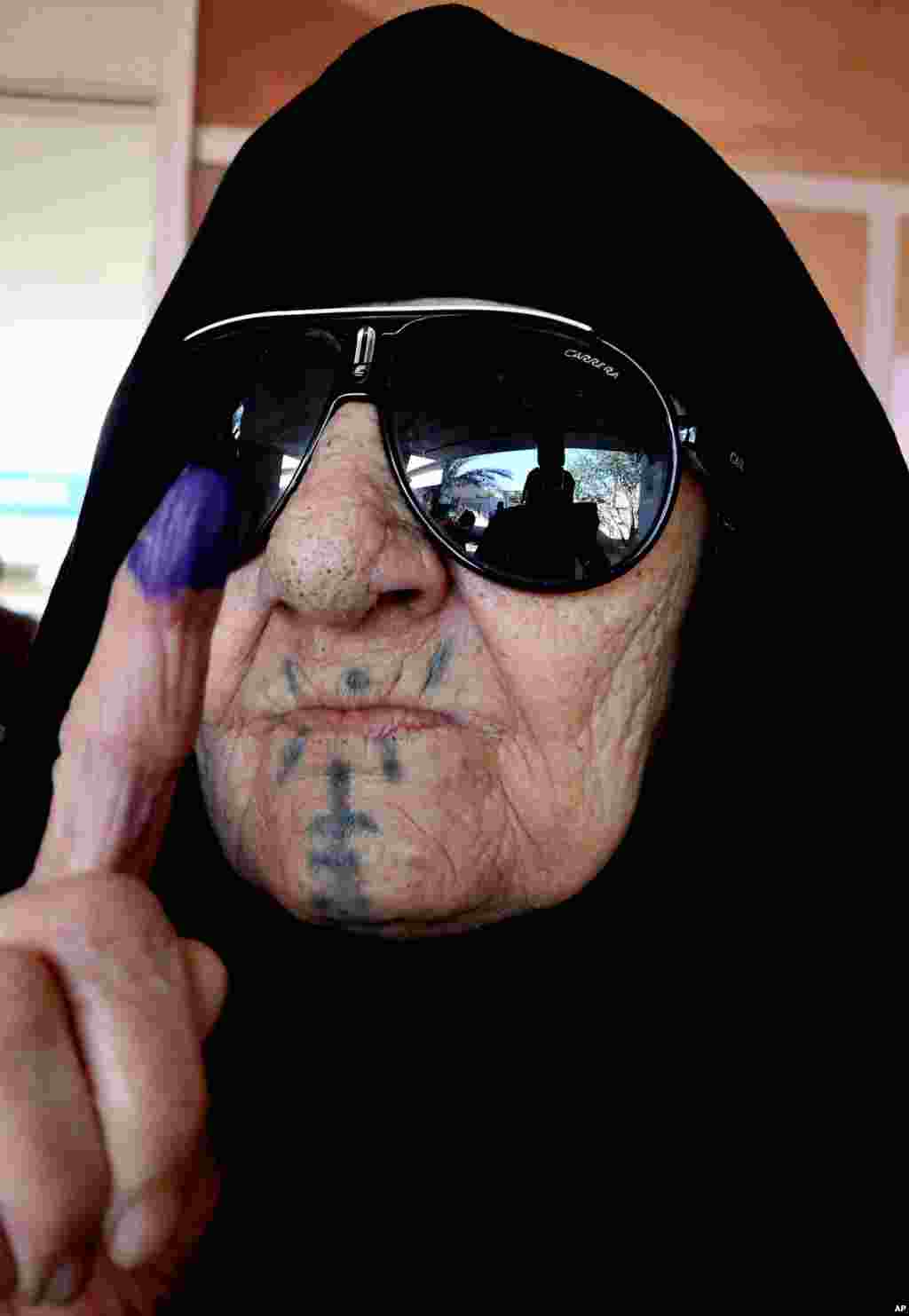 An elderly Iraqi&nbsp;woman shows her ink-stained finger after casting her vote, Baghdad, April 30, 2014.&nbsp;