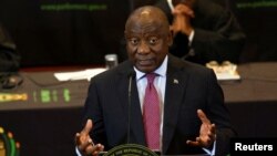 Le président sud-africain Cyril Ramaphosa devant le parlement au Cap, en Afrique du Sud, le 16 février 2023.
