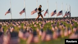 Američke zastave u znak žalosti za životima izgubljenim tokom epidemije Kovida 19 postavljene su na Nacionalnom molu u Vašingtonu. 