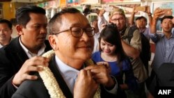 រូបឯកសារ៖ លោកសម រង្ស៊ី​ ប្រធាន​គណបក្ស​សង្គ្រោះជាតិ ពេល​មក​ដល់​អាកាសយានដ្ឋាន​អន្តរជាតិ​ភ្នំពេញ​កាល​ពី​ឆ្នាំ​២០១៥។