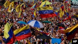 Antivladini demonstranti okupljaju se na početku nacionalnih protesta sa zahtevom da predsednik Maduro podnese ostavku, 2. februara 2019. 