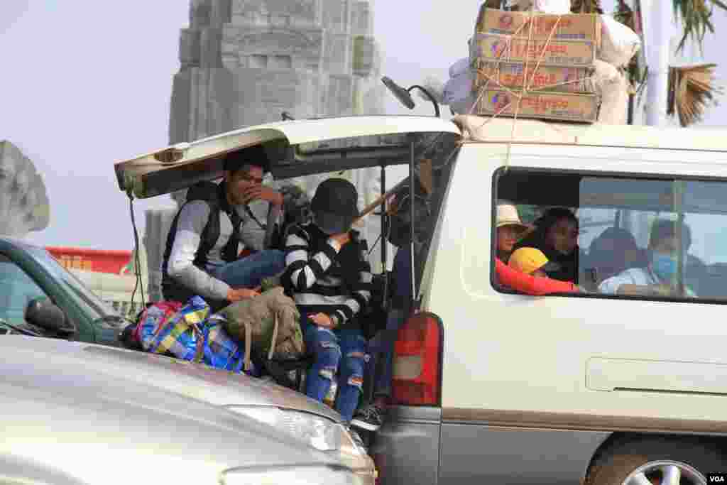 ប្រជាពលរដ្ឋ​កម្ពុជា​ ធ្វើដំណើរ​ទៅកាន់​ស្រុក​កំណើត​ នា​ឱកាស​បុណ្យ​ចូលឆ្នាំ​ខ្មែរ​ ក្នុង​រាជធានី​ភ្នំពេញ​ នៅ​ថ្ងៃទី​១៣ ខែ​មេសា​ ឆ្នាំ​២០១៧។ (ហ៊ាន សុជាតា/ VOA)