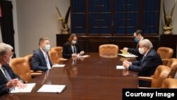 O'zbekiston Tashqi ishlar vaziri Abdulaziz Komilov Oq uyda Milliy xavfsizlik kengashi rasmiylari bilan muloqotda, Vashington, 19-noyabr, 2020