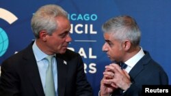 Walikota London Sadiq Khan (kanan) berbicara dengan Walikota Chicago Rahm Emanuel di Chicago, Illinois (15/9). (Reuters/Jim Young)