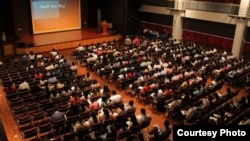 ក្រុម​ប្រឹក្សា​យុវជន​ឯកអគ្គរដ្ឋទូត​អាមេរិក​ធ្វើសិក្ខាសាលា​ Half The Sky (Courtesy:​ Tee McCallister)