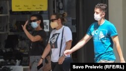 ARHIVA - Ljudi nose maske na ulici u Podgorici, 22. jula 2020. (Foto: RFE/RL/Savo Prelević)