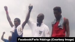 L’arbitre en chemise blanche soulève le bras de Farlo Ndzinga, à gauche, à l’issue d’un combat au Gabon, 21 mai 2017.
