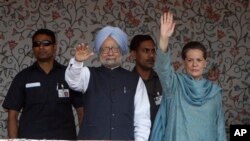 PM India Manmohan Singh (kiri depan) didampingi pemimpin Partai Kongres India, Sonia Gandhi, melambaikan tangan kepada para hadirin dalam upacara peletakan batu pertama proyek Tenaga Listrik berkekuatan 850 megawatt di distrik Kishtwar, wilayah Jammu, India (25/6). Kunjungan ini menandai pertama kalinya PM Singh meninjau wilayah Kashmir.