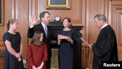 지난 6일 인준안이 통과되자 브렛 캐버노 연방 대법관 지명자가 가족들이 지켜보는 가운데 존 로버츠 대법원장 앞에서 취임 선서를 하고 있다. 