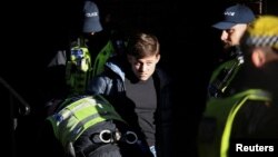 پلیس بریتانیا در تلاش برای جلوگیری از درگیری بین هواداران فلسطینی‌ها و مخالفان آنها ۸۰ تن را بازداشت کرد. ۱۱ نوامبر