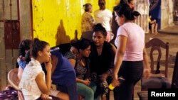 Warga di Managua tinggal di jalan setlah khawatir akan gempa susulan di sana (13/4). 