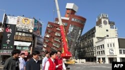 台湾中央社的照片显示，台湾副总统、总统当选人赖清德抵达灾区花莲市，了解灾情。