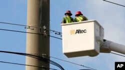 허리케인 어마로 큰 피해가 발생한 플로리다주 키웨스트에서 전력회사 직원들이 전선을 점검하고 있다. 