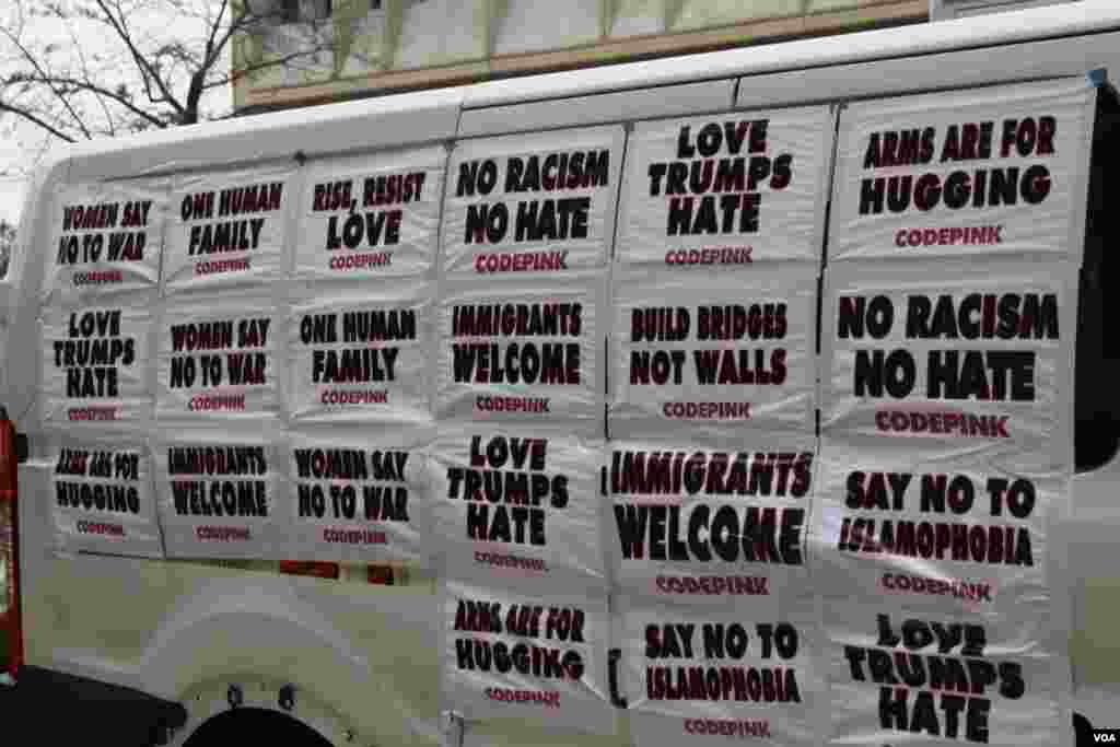 ក្បួន​ដង្ហែរ​ស្ត្រី​ឬ​ដែល​ហៅថា «Women's March‍» នៅ​ក្នុង​រដ្ឋធានី វ៉ាស៊ីនតោន កាលពី​ថ្ងៃទី២១ ខែ​មករា ឆ្នាំ២០១៧។ (រូបថត​ដោយ ស្រេង លក្ខិណា/VOA Khmer)