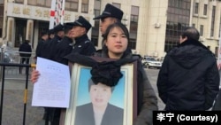 2018年12月28日，李宁被禁止进入山东蓬莱市法院听取李淑莲案重审判决。(李宁提供)