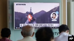 Warga menyaksikan siaran televisi di stasiun kereta api Seoul yang menayangkan berita peluncuran misil balistik Korea Utara dari kapal selam (SLBM), 24 Agustus 2016. (AP Photo/Ahn Young-joon) 
