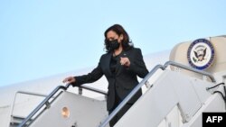 Wapres AS Kamala Harris turun dari Air Force Two setibanya di Pangkalan Angkatan Udara Andrews di Maryland, 8 Oktober 2021. (MANDEL NGAN / AFP)