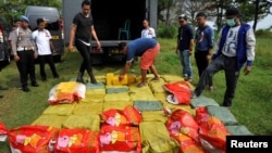 An Indonesian policeman checks crystal methamphetamine from China after a raid at Anyer beach in Serang, Banten province, Indonesia, July 13, 2017. (Antara Foto/Asep Fathulrahman via REUTERS)