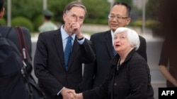 Menkeu AS Janet Yellen (kanan) berjabat tangan dengan Dubes AS untuk China Nicholas Burns (kiri) disaksikan oleh Yang Yingming, Dirjen Dept.Hubungan Ekonomi Internasional Kemenkeu China, setibanya di Bandara Internasional Beijing, China 6 Juli 2023. (Mark Schiefelbein/POOL/AFP)