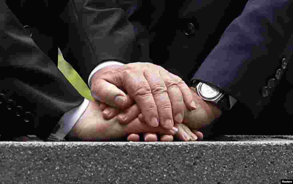 Fransiya va Germaniya rahbarlari Fransua Olland, Yoaxim Gauk qo&#39;l berib ko&#39;rishmoqda. 100 yil muqaddam Germaniya qo&#39;shnilarga hujum qilib, Birinchi jahon urushi boshlangan edi.