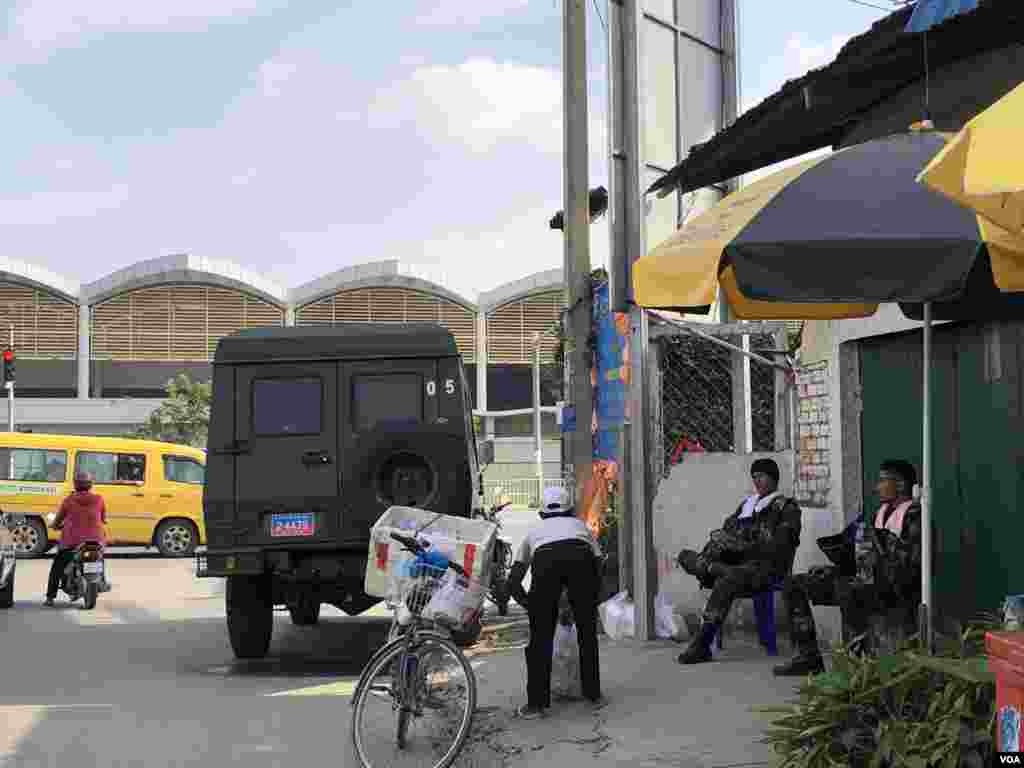 កម្លាំង​សមត្ថកិច្ច​ចម្រុះ ដែល​មាន​ក្រុម​កងរាជ​អាវុធ​ហត្ថ និងកង​កម្លាំង​ទាហា​ន​ជាច្រើន​រយ​នាក់​ប្រដាប់​ដោយ​អាវុធ​ ល្បាត​នៅ​​ខាងមុខ អាកាសយានដ្ឋាន​អន្តរជាតិ​ភ្នំពេញ​រង់ចាំ​ការ​វិល​ត្រឡប់​របស់​លោក សម រង្ស៊ីមេដឹក​នាំ​ក្រុម​ជំទាស់​​នា​ថ្ងៃសៅរ៍ ទី​០៩ វិច្ឆិកា ឆ្