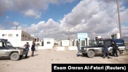 Des agents de sécurité se tiennent devant le bâtiment de la Haute Commission électorale nationale à Benghazi, en Libye, le 16 décembre 2021. 