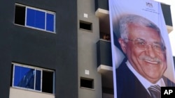 Spanduk raksasa Presiden Palestina Mahmoud Abbas terlihat dipasang di menara apartemen al-Zafer di Kota Gaza, 4 Oktober 2017.(Foto: dok).