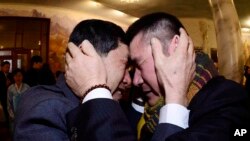 지난 2월 금강산에서 열린 남북이산가족 상봉행사에서 1972년 12월 서해에서 홍어잡이를 하다 납북된 것으로 알려진 오대양 61호 선원 박양수 씨(오른쪽)와 동생 박양곤 씨가 서로를 끌어안고 울고 있다.