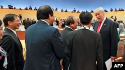 លោក​ប្រធានាធិបតី​សហរដ្ឋអាមេរិកត្រាំ​កំពុង​និយាយ​ជា​មួយ​នាយករដ្ឋមន្រ្តី​វៀតណាម​លោក Nguyen Xuan Phuc និង​ប្រតិភូ​របស់​លោក​មុន​នឹង​កិច្ច​ប្រជុំ​កំពូល​G20 នៅទីក្រុង​ Hamburg ប្រទេស​អាល្លឺម៉ង់​កាល​ពី​ថ្ងៃទី​០៨ កក្កដា ២០១៧។