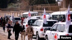 Konvoi Komite Internasional Palang Merah (ICRC) bergerak menuju Ghouta timur dekat kamp Wafideen di Damaskus, 5 Maret 2018. (Foto: dok).