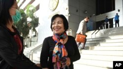 Seorang perempuan yang diidentifikasi hanya dengan nama depannya Anchan (kanan), tiba di Pengadilan Kriminal Bangkok di Bangkok, Thailand, Selasa, 19 Januari 2021.
